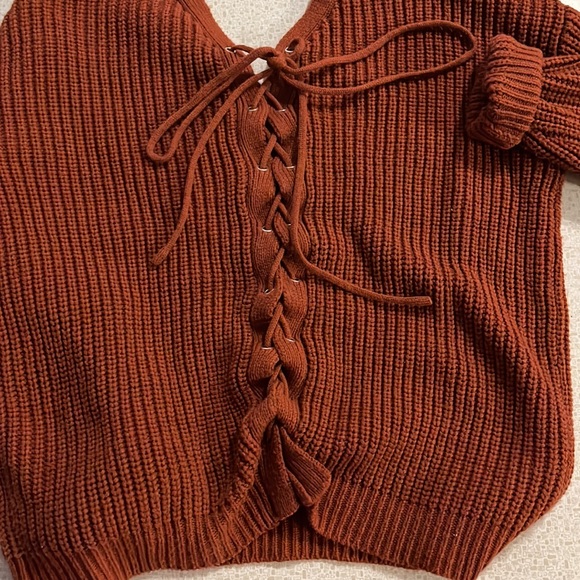 Chunky orange sweater with lace up back. It’s and XL but fits like a medium - Picture 3 of 3